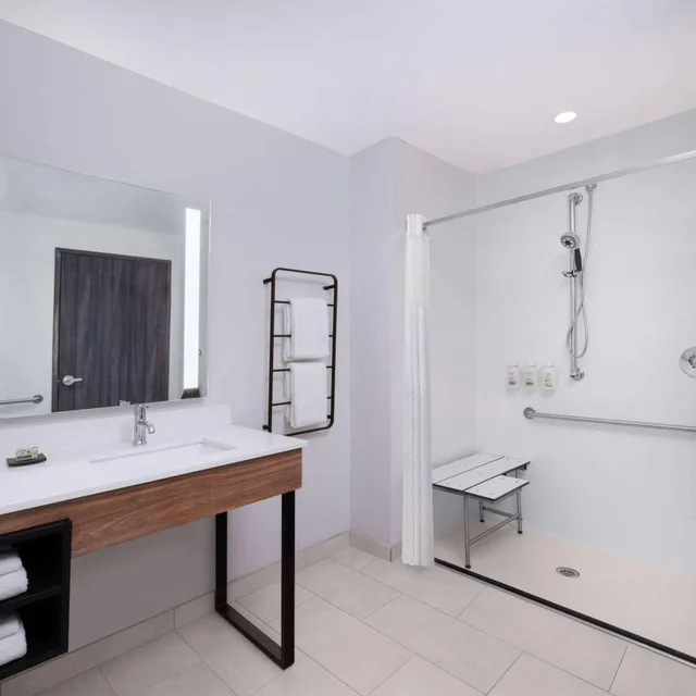 غرفة بسرير كينج بحوض استحمام لذوي الإعاقة، La Quinta Inn and Suites by Wyndham Chelsea 5/6