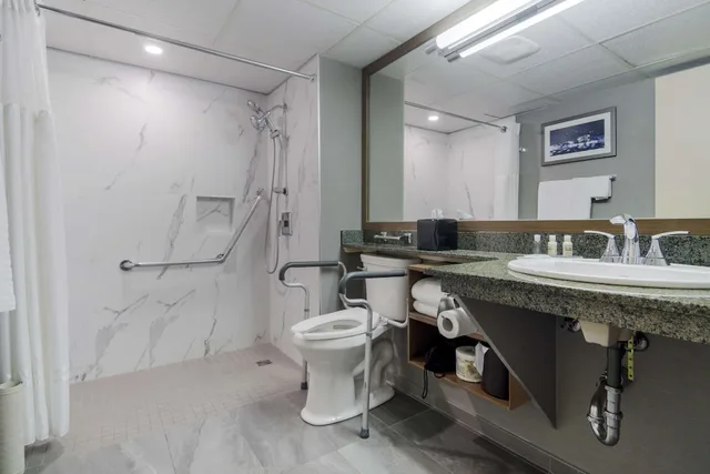 جناح بسريرين منفصلين مع أريكة لذوي الإعاقة، Best Western Premier Chateau Granville Hotel and Suites and Conf. Centre 3/5