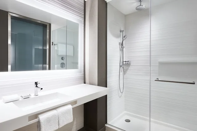 غرفة ديلوكس بسرير كينج بإطلالة على المدينة مع أريكة لذوي الإعاقة، Ac Hotel Portland Downtown Waterfront By Marriott 3/4