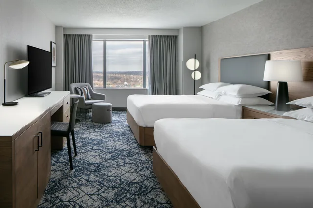 غرفة كلوب بسريرين كوين، SHERATON OVERLAND PARK HOTEL AT THE CONVENTION CENTER 1/8