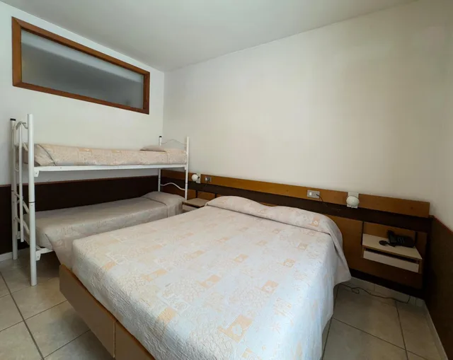 غرفة رباعية، Hotel Holidays 1/4