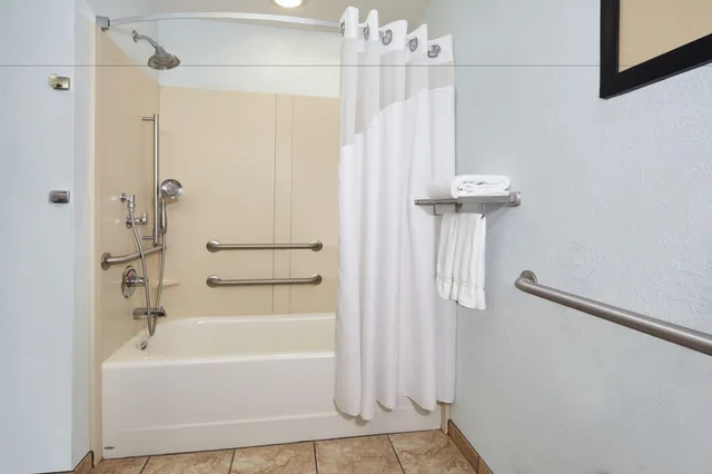 جناح بسرير كينج لذوي الإعاقة، Holiday Inn Express Hotel Suites Pekin Peoria Area 2/2