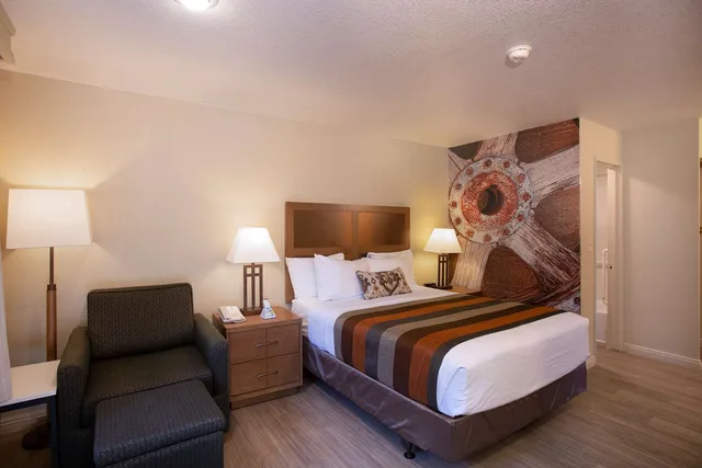 غرفة بسرير كوين مع أريكة، Best Western Sandman Hotel 2/5