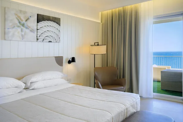 جناح جونيور بسرير مزدوج مع أريكة، Mangia's Torre del Barone Resort & Spa 2/5