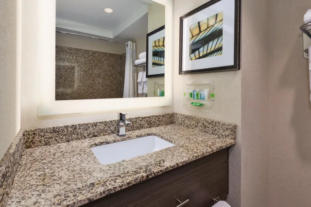 غرفة قياسية بسرير مزدوج، HOLIDAY INN MORGANTOWN UNIVERSITY AREA 6/7