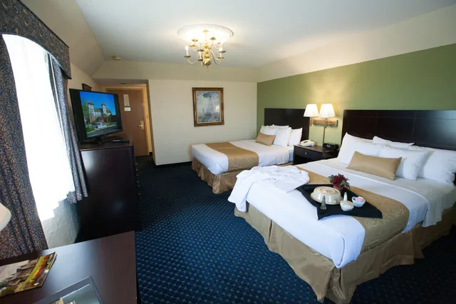 غرفة قياسية بسريرين كوين، The Chateau Hotel And Conference Center 1/10