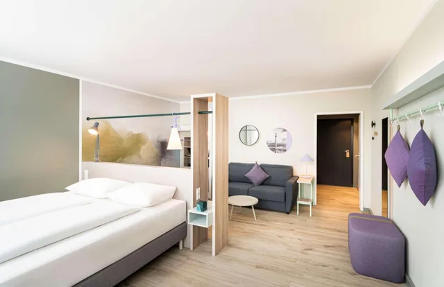 junior suite, elaya Hotel Stuttgart Ludwigsburg, Trademark by Wyndham 1/2