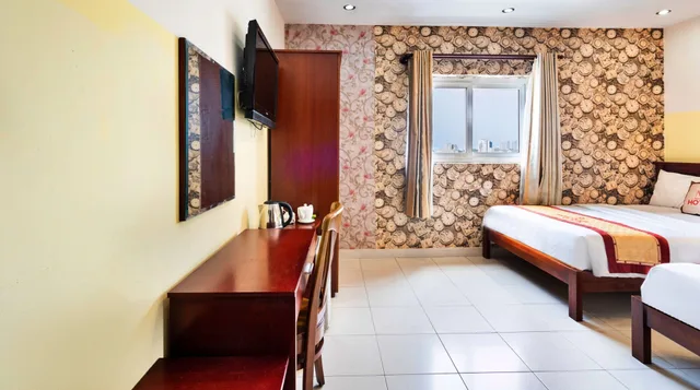 غرفة ديلوكس ثلاثية بسرير كوين وسرير فردي بإطلالة على المدينة، Vuong Quang Hotel 4/9