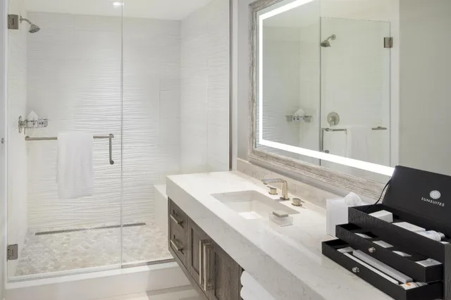 جناح بسرير كينج بغرفتين بحوض استحمام لذوي الإعاقة، Sunseeker Resort Florida Gulf Coast , Curio Collection 3/3
