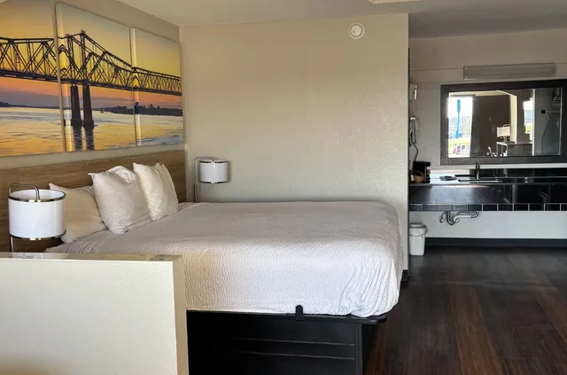 غرفة بسرير كينج للمدخنين لذوي الإعاقة، Days Inn & Suites by Wyndham Byram 1/1