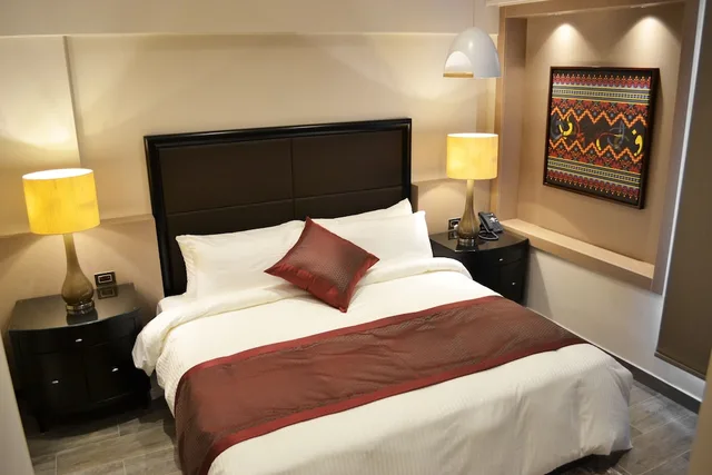 جناح عائلي بسرير كينج مع أريكة، Ambassador Hotel 1/2