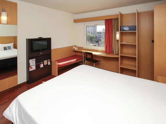 Standard, 1 Double and 1 Single Bed, with Child Extra Bed، Ibis Buenos Aires Congreso 1/8