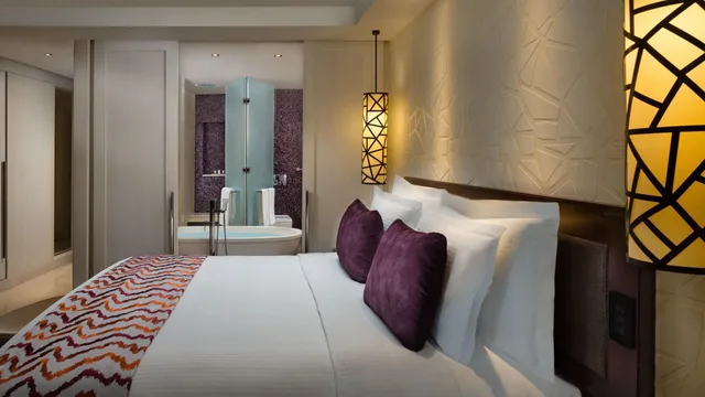غرفة ديلوكس بسرير مزدوج بإطلالة على المدينة، فندق برج رافال(JW Marriott Hotel Riyadh) 4/7