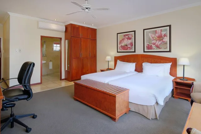 غرفة بسريرين منفصلين بإطلالة على الحديقة، Protea Hotel By Marriott Polokwane Ranch Resort 3/10