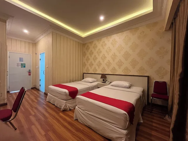 غرفة قياسية بسريرين منفصلين، Grand Tamaro Hotel Parapat 1/6