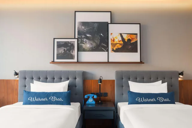 غرفة قياسية بسريرين منفصلين، The WB Abu Dhabi, Curio Collection by Hilton 5/7
