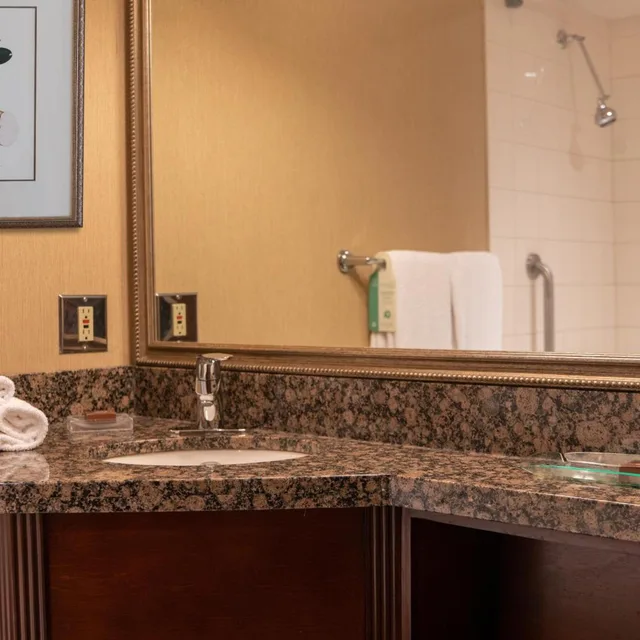 غرفة بسرير كينج مع أريكة، Prestige Vernon Lodge And Conference Centre 4/5