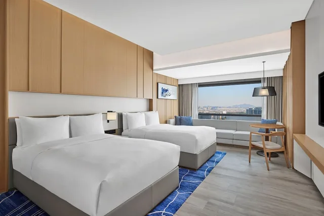 غرفة ديلوكس بسريرين مزدوجين بإطلالة على المدينة، Courtyard by Marriott Xiamen Huli 3/8