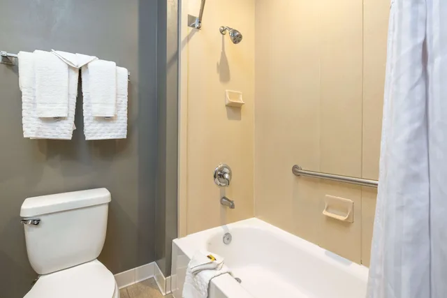 Standard, 2 Queen Beds, Exterior Entrance، Best Western Plus Dixon Davis 8/8