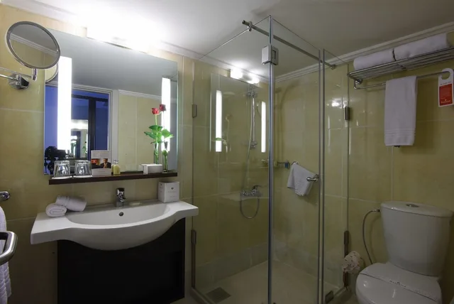 غرفة بسريرين منفصلين، Ramada By Wyndham Downtown Beirut 2/2