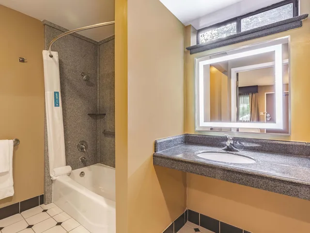 غرفة بسرير كينج، La Quinta Inn & Suites by Wyndham San Francisco Airport West 7/8
