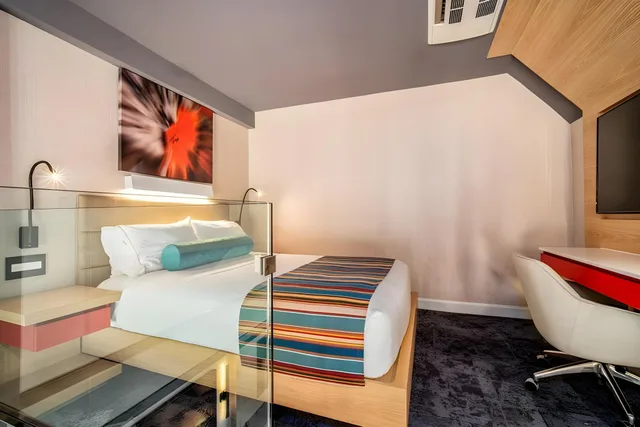 غرفة تنفيذية بسرير كوين مع أريكة، Century Park Hotel 1/1