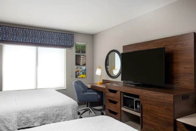 Room, 2 Queen Beds, Hampton Inn by Hilton Green Bay Stadium 3/4