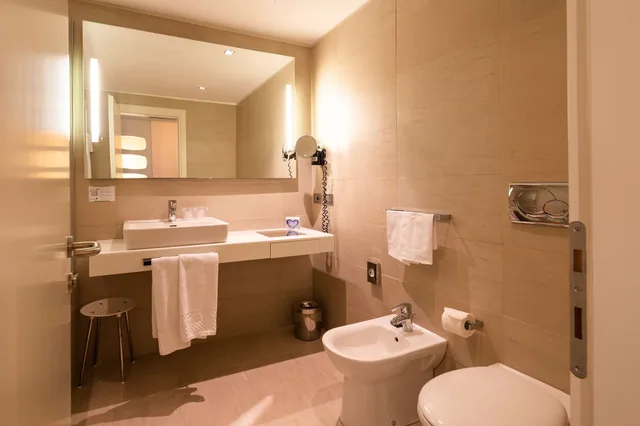 غرفة قياسية بسرير كينج وسريرين منفصلين للمدخنين، Best Western Plus Tower Hotel Bologna 10/10