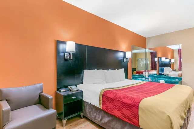 Upgrade, Efficiency, Suite, King Bed، Econo Lodge Northport near University 1/4