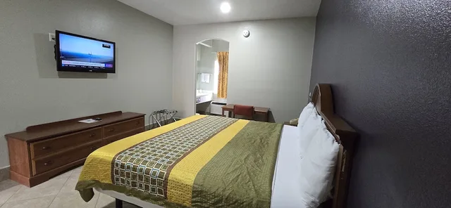 2 Rooms, Business, Suite, King Bed, Pool Side، Texas Inn and Suites - Rio Grande Valley 2/10