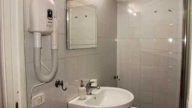 دوبلكس سوبيريور بسرير كوين بشرفة مع أريكة، B&B La Torretta Di Chiaia 3/3