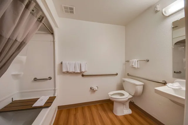 غرفة قياسية رباعية بسريرين مزدوجين، Studio6 Brownsville, TX 10/10