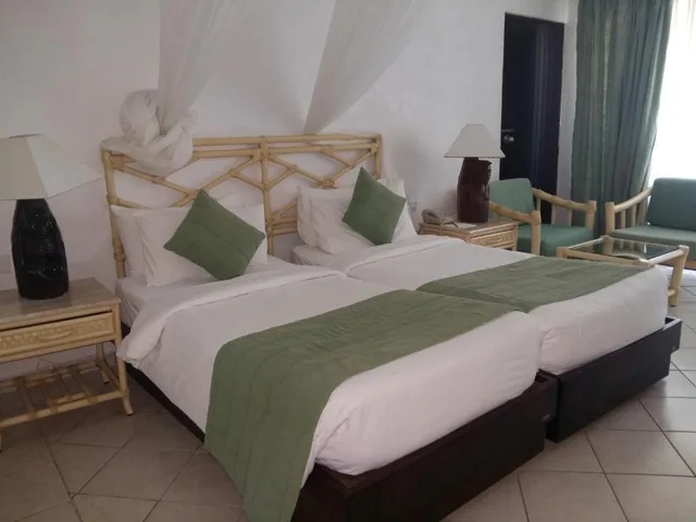 غرفة بسريرين منفصلين بإطلالة على البحر، Diani Reef Beach Resort and Spa 2/2
