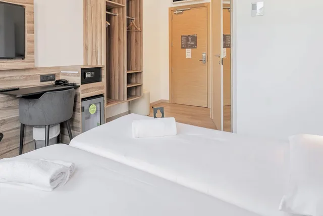 غرفة قياسية بسريرين منفصلين، B&B HOTEL Prato City Center 4/7
