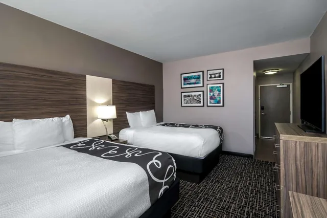 غرفة بسريرين كوين، La Quinta Inn & Suites by Wyndham Forsyth 1/6