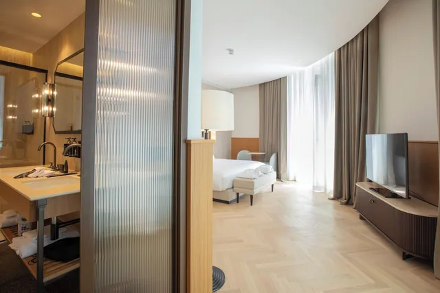 جناح ركني بسرير كينج بإطلالة على المدينة بغرفة نوم واحدة مع أريكة، Circle 6 Rome Hotel 9/10