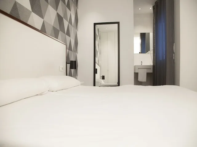 شقة بسرير كوين وسريرين فرديين بشرفة بـ3 غرف نوم مع أريكة، Flats Friends Soho Suites 3/10
