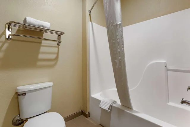 جناح بسرير كينج مع أريكة لذوي الإعاقة، Comfort Inn & Suites North Tucson Marana 6/6