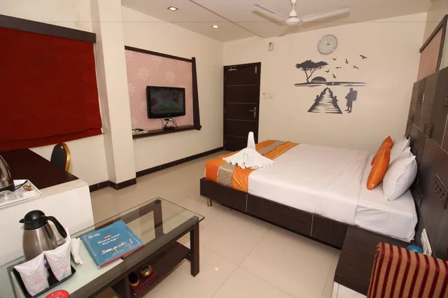 Premium, Queen Bed, Hotel Meera 2/9