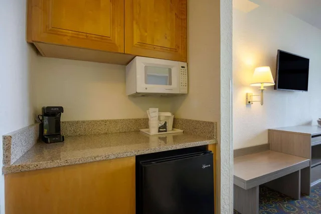 غرفة قياسية بسريرين مزدوجين بإطلالة على المسبح، Travelodge by Wyndham Outer Banks/Kill Devil Hills 6/6