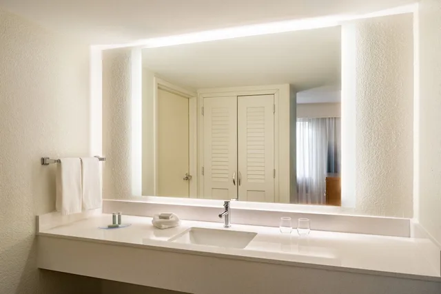غرفة بسرير كينج بشرفة مع أريكة، Courtyard By Marriott Naples 2/2