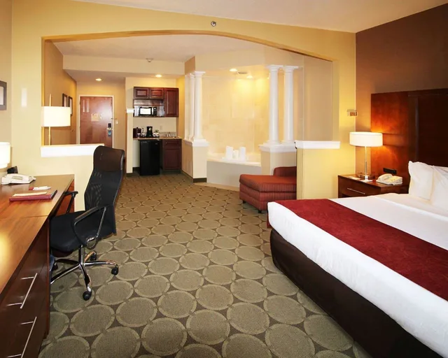 جناح بسرير كينج بحوض جاكوزي، Comfort Suites Near University 2/7