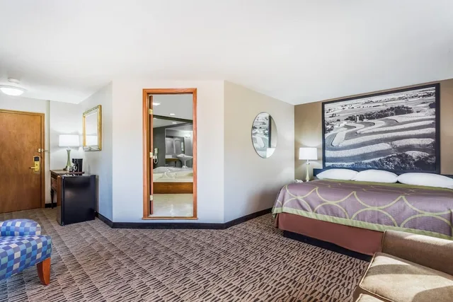 جناح ديلوكس بسرير كينج بشرفة بحوض جاكوزي، Baymont Inn and Suites by Wyndham Platteville 9/10