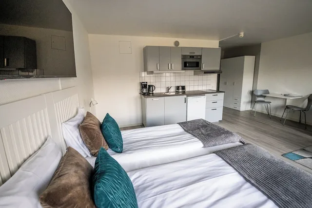 غرفة تنفيذية عائلية بسريرين منفصلين مع أريكة بمطبخ صغير، Hotel Stensson 2/10