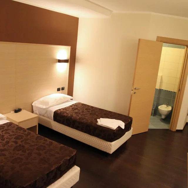 غرفة بسريرين منفصلين بحمام خاص، Hotel Sogni D Oro Airport Formerly Hotel Morgan 7/10