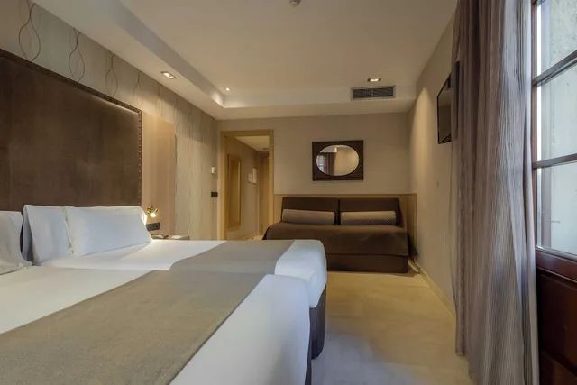 غرفة ثلاثية مفردة، Gran Hotel Barcino 3/7