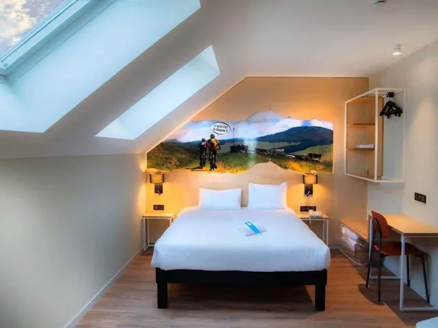 غرفة عائلية مع أريكة، ibis Styles Clermont Ferrand Le Brezet Aeroport 1/3