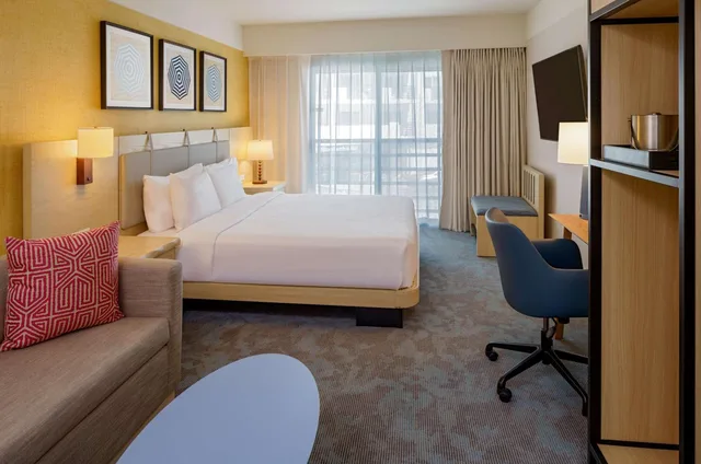 غرفة بسرير كينج مع أريكة بحوض استحمام لذوي الإعاقة، Hilton Garden Inn Dana Point Doheny Beach 3/5