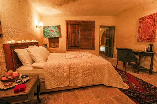 غرفة بسرير كوين بجاكوزي، Sinasos Palace Cave Hotel 4/4