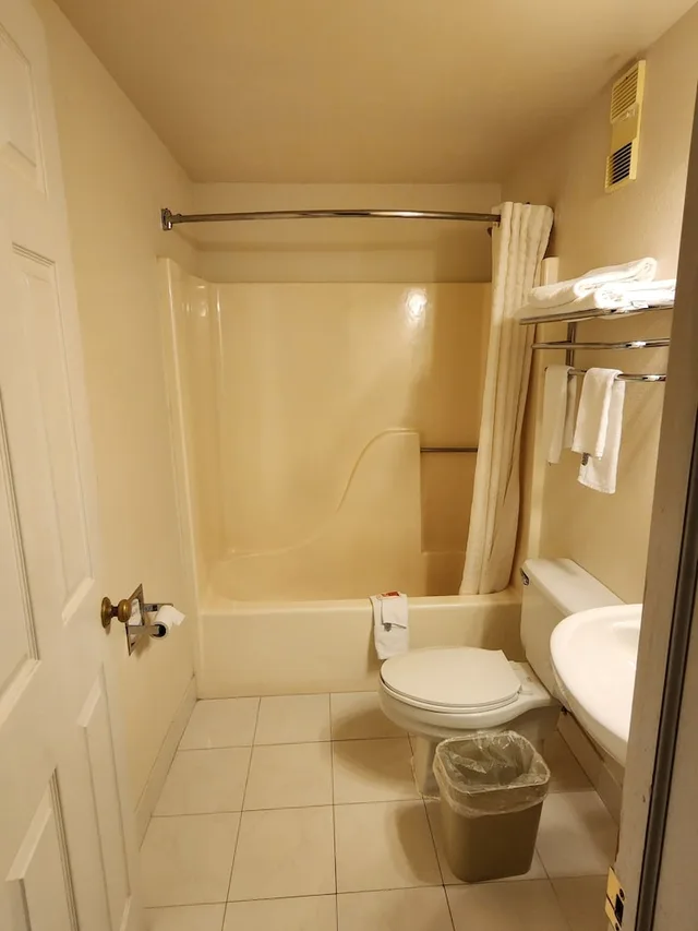 جناح بسرير كينج مع أريكة، Econo Lodge & Suites Grand Rapids Airport 3/3